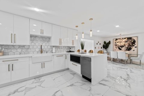 Villa ou maison à vendre à Miami, Floride: 7 chambres, 335.84 m2 № 2063437 - photo 13