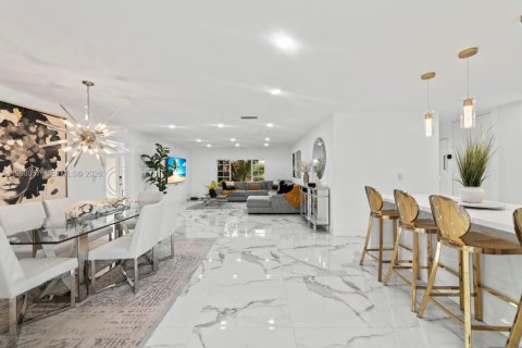 Villa ou maison à vendre à Miami, Floride: 7 chambres, 335.84 m2 № 2063437 - photo 10