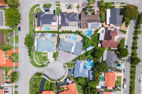 Villa ou maison à vendre à Miami, Floride: 7 chambres, 335.84 m2 № 2063437 - photo 2