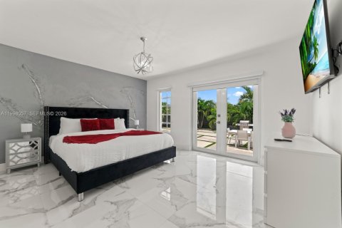 Villa ou maison à vendre à Miami, Floride: 7 chambres, 335.84 m2 № 2063437 - photo 14
