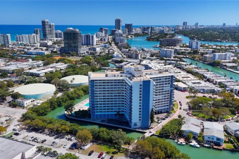 Condo in Miami Beach, Florida, 2 bedrooms  № 1698118 - photo 1