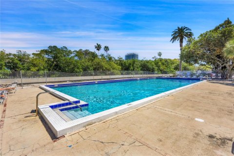 Condo in Miami Beach, Florida, 2 bedrooms  № 1698118 - photo 2
