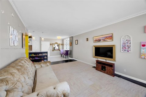 Condo in Miami Beach, Florida, 2 bedrooms  № 1698118 - photo 9