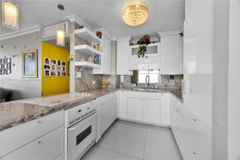 Condo in Miami Beach, Florida, 2 bedrooms  № 1698118 - photo 5