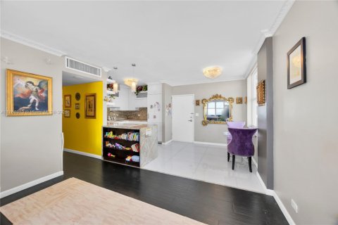 Condo in Miami Beach, Florida, 2 bedrooms  № 1698118 - photo 11