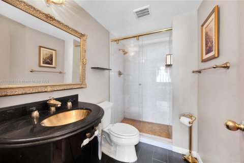 Condo in Miami Beach, Florida, 2 bedrooms  № 1698118 - photo 15