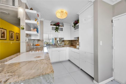 Condo in Miami Beach, Florida, 2 bedrooms  № 1698118 - photo 4
