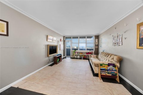 Condo in Miami Beach, Florida, 2 bedrooms  № 1698118 - photo 8