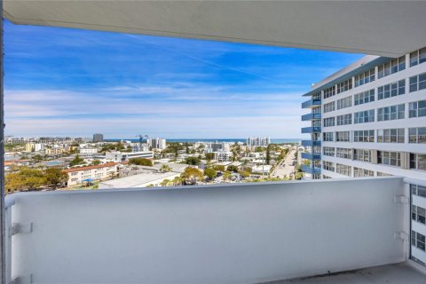 Condo in Miami Beach, Florida, 2 bedrooms  № 1698118 - photo 23