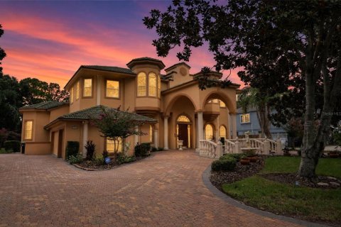 House in Orlando, Florida 5 bedrooms, 483.09 sq.m. № 2288061