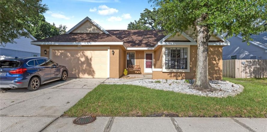 House in New Port Richey, Florida 3 bedrooms, 167.6 sq.m. № 1915749