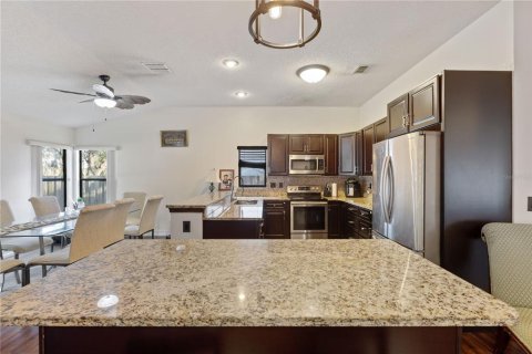 House in New Port Richey, Florida 3 bedrooms, 167.6 sq.m. № 1915749 - photo 6