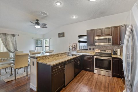 House in New Port Richey, Florida 3 bedrooms, 167.6 sq.m. № 1915749 - photo 9
