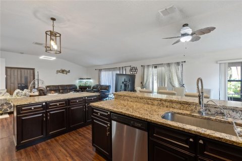 House in New Port Richey, Florida 3 bedrooms, 167.6 sq.m. № 1915749 - photo 10