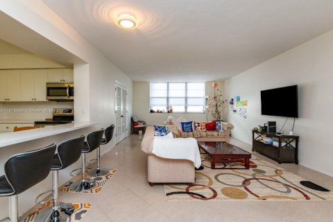 Condo in Miami Beach, Florida, 2 bedrooms  № 1927680 - photo 10