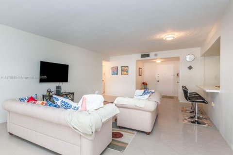 Condo in Miami Beach, Florida, 2 bedrooms  № 1927680 - photo 7
