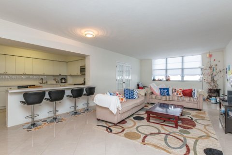 Condo in Miami Beach, Florida, 2 bedrooms  № 1927680 - photo 8