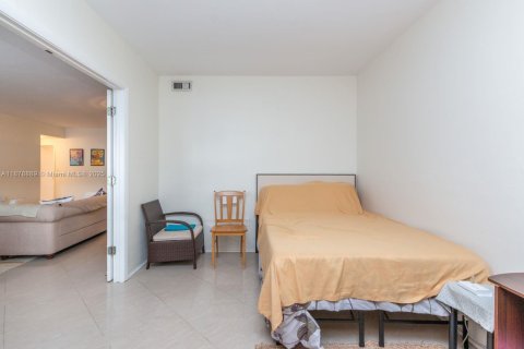 Condo in Miami Beach, Florida, 2 bedrooms  № 1927680 - photo 18