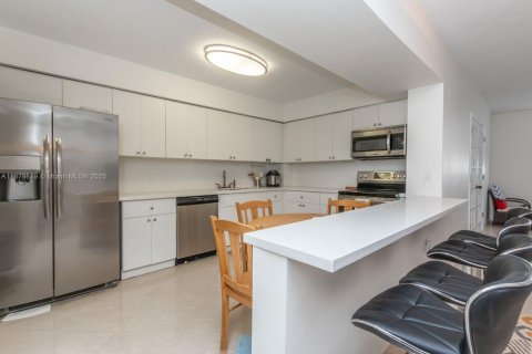 Condo in Miami Beach, Florida, 2 bedrooms  № 1927680 - photo 11