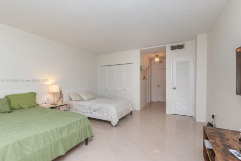 Condo in Miami Beach, Florida, 2 bedrooms  № 1927680 - photo 14