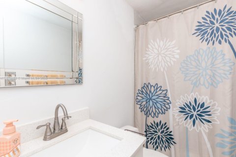 Condo in Miami Beach, Florida, 2 bedrooms  № 1927680 - photo 17