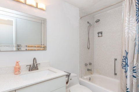 Condo in Miami Beach, Florida, 2 bedrooms  № 1927680 - photo 16