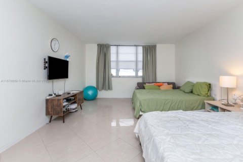 Condo in Miami Beach, Florida, 2 bedrooms  № 1927680 - photo 22