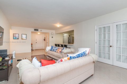 Condo in Miami Beach, Florida, 2 bedrooms  № 1927680 - photo 9
