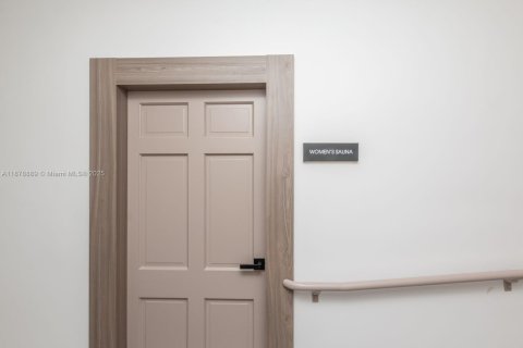 Condo in Miami Beach, Florida, 2 bedrooms  № 1927680 - photo 25