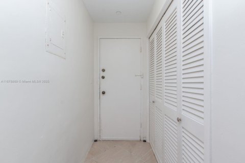 Condo in Miami Beach, Florida, 2 bedrooms  № 1927680 - photo 21