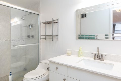 Condo in Miami Beach, Florida, 2 bedrooms  № 1927680 - photo 15