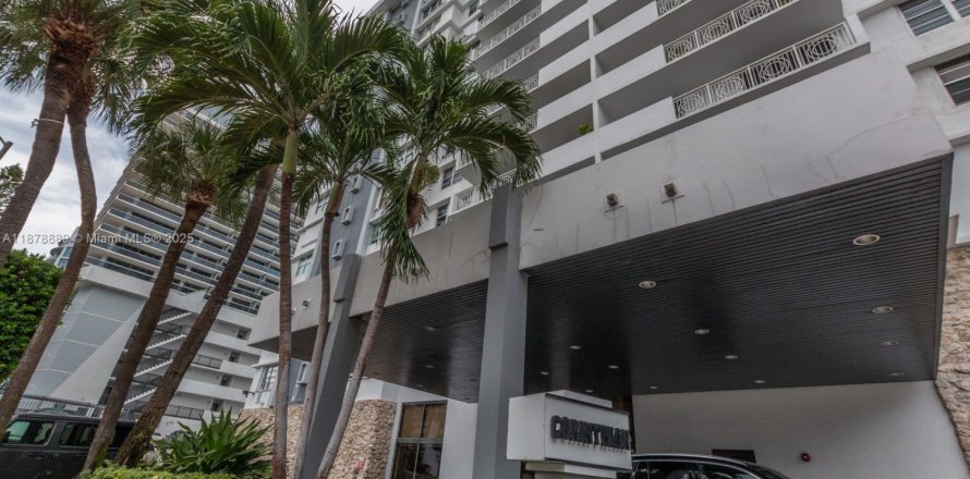 Condo in Miami Beach, Florida, 2 bedrooms  № 1927680