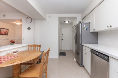 Condo in Miami Beach, Florida, 2 bedrooms  № 1927680 - photo 13