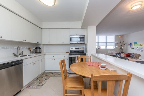 Condo in Miami Beach, Florida, 2 bedrooms  № 1927680 - photo 12
