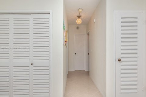 Condo in Miami Beach, Florida, 2 bedrooms  № 1927680 - photo 20