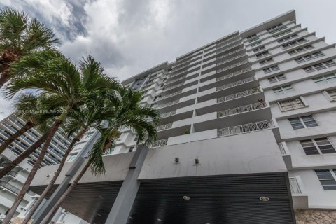 Condo in Miami Beach, Florida, 2 bedrooms  № 1927680 - photo 2