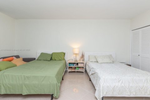 Condo in Miami Beach, Florida, 2 bedrooms  № 1927680 - photo 23