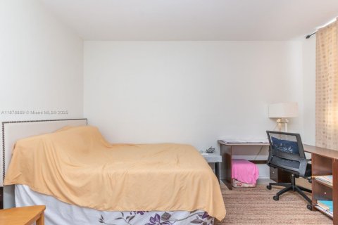 Condo in Miami Beach, Florida, 2 bedrooms  № 1927680 - photo 19