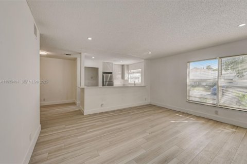 Condominio en alquiler en Delray Beach, Florida, 2 dormitorios, 79.43 m2 № 1991118 - foto 2