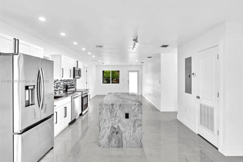 House in North Miami, Florida 5 bedrooms, 185.8 sq.m. № 1871558 - photo 16