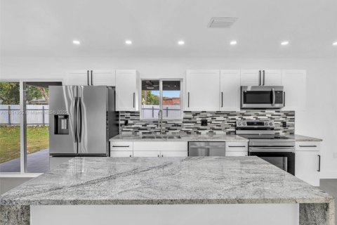 House in North Miami, Florida 5 bedrooms, 185.8 sq.m. № 1871558 - photo 13