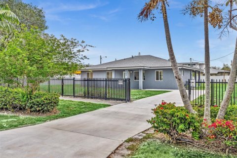 House in North Miami, Florida 5 bedrooms, 185.8 sq.m. № 1871558 - photo 1