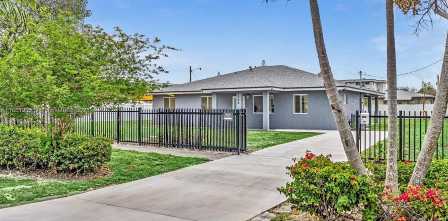 House in North Miami, Florida 5 bedrooms, 185.8 sq.m. № 1871558