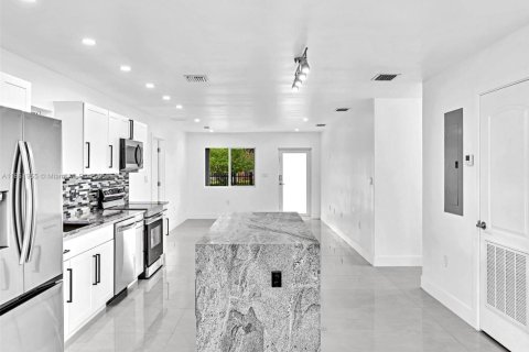 House in North Miami, Florida 5 bedrooms, 185.8 sq.m. № 1871558 - photo 17