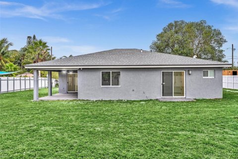 House in North Miami, Florida 5 bedrooms, 185.8 sq.m. № 1871558 - photo 7