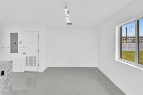 House in North Miami, Florida 5 bedrooms, 185.8 sq.m. № 1871558 - photo 24