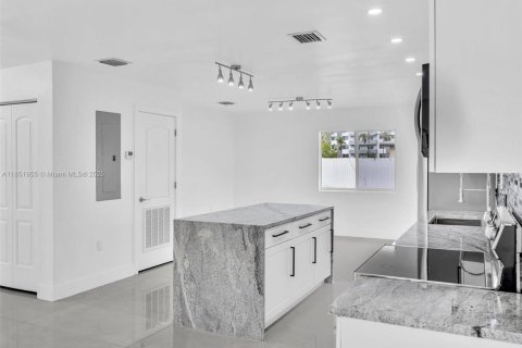 House in North Miami, Florida 5 bedrooms, 185.8 sq.m. № 1871558 - photo 12