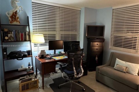 Condo in Miami, Florida, 3 bedrooms  № 1922349 - photo 17