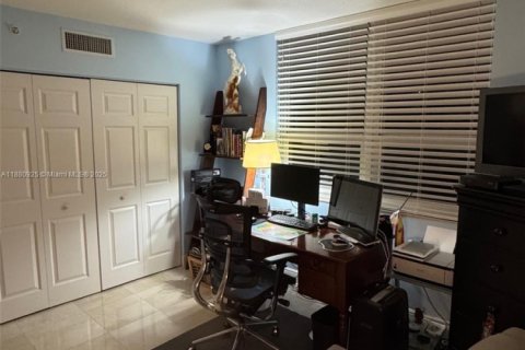 Condo in Miami, Florida, 3 bedrooms  № 1922349 - photo 16