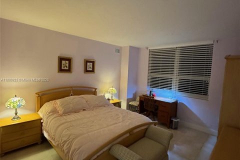 Condo in Miami, Florida, 3 bedrooms  № 1922349 - photo 12